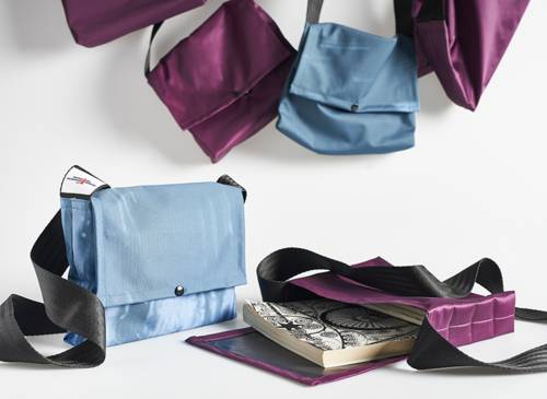 Taschen in violett und blau, genäht aus Textfahnen vergangener Ausstellungen
